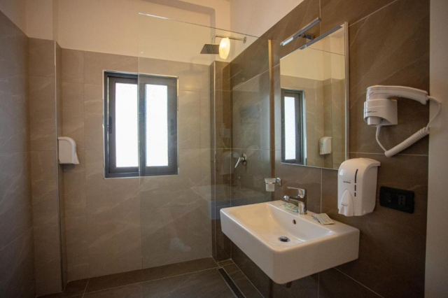 24.06 avion Bucuresti, Albania - Litoral Albania Golem, Hotel Kapri 636 EURO, 7 nopti, Mic dejun inclus