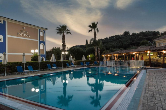 11.06 avion Bucuresti, Grecia - Zakynthos Tsilivi, Petros Hotel 450 EURO, 7 nopti, Mic dejun inclus