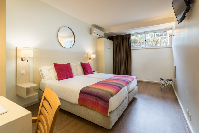 24.04 avion Bucuresti, Portugalia - Coasta Lisabonei Estoril, Hotel Londres Estoril 841 EURO, 7 nopti, Fara masa