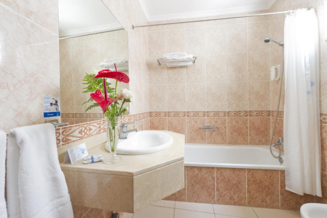 13.04 avion Bucuresti, Spania - Tenerife Puerto de la Cruz, Hotel Marte 679 EURO, 7 nopti, Mic dejun inclus