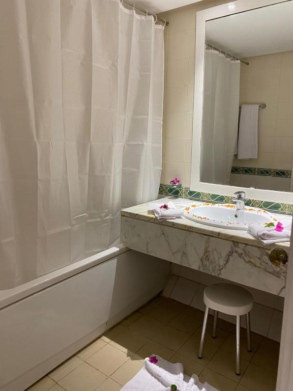 24.04 avion Bucuresti, Tunisia - Regiunea Hammamet Hammamet, Blumar Resort & Spa 541 EURO, 7 nopti, All inclusive