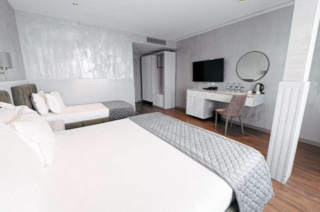17.06 avion Bucuresti, Albania - Litoral Albania Golem, Hotel Royal G Max 704 EURO, 7 nopti, Mic dejun inclus