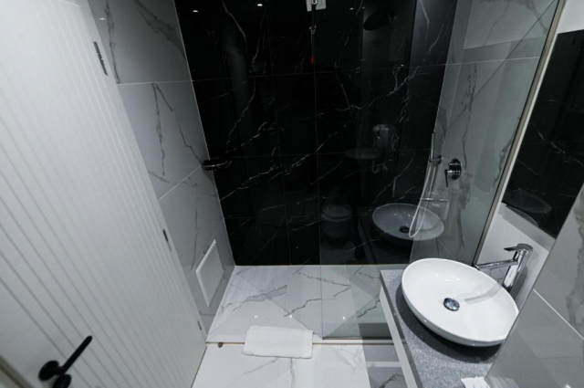 17.06 avion Bucuresti, Albania - Litoral Albania Golem, Hotel Royal G Max 704 EURO, 7 nopti, Mic dejun inclus