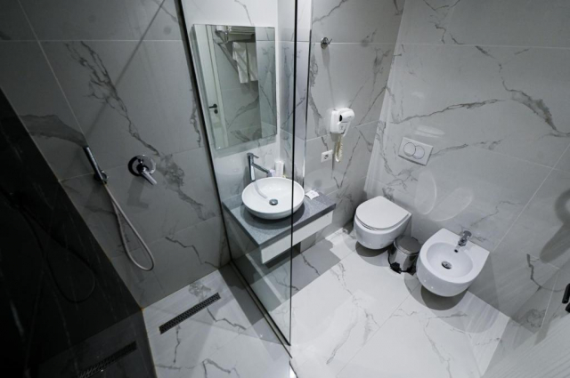 17.06 avion Bucuresti, Albania - Litoral Albania Golem, Hotel Royal G Max 704 EURO, 7 nopti, Mic dejun inclus