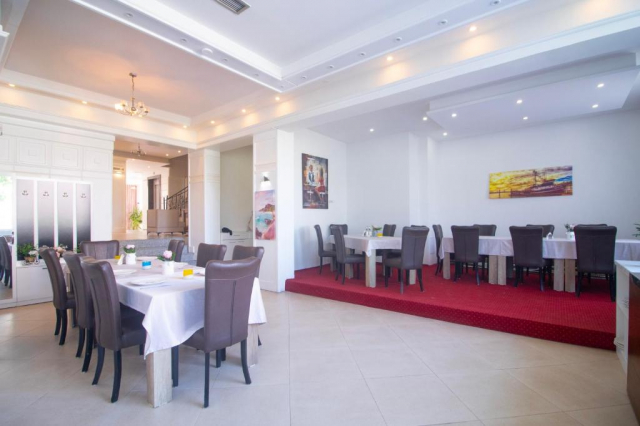 17.06 avion Bucuresti, Albania - Litoral Albania Golem, Hotel Princ 430 EURO, 7 nopti, Mic dejun inclus