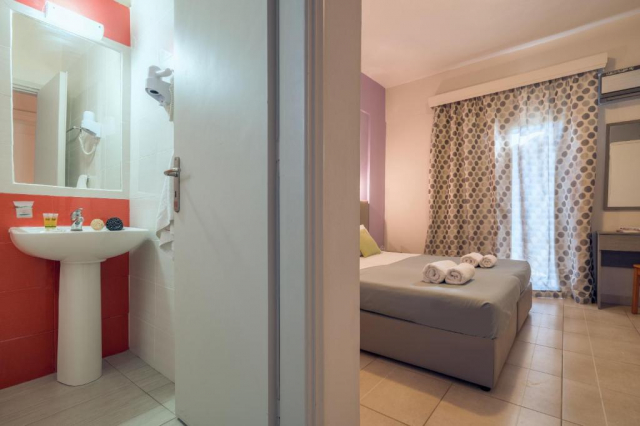 04.06 avion Bucuresti, Grecia - Zakynthos Kalamaki Zakynthos, Elena Studios 459 EURO, 7 nopti, Fara masa