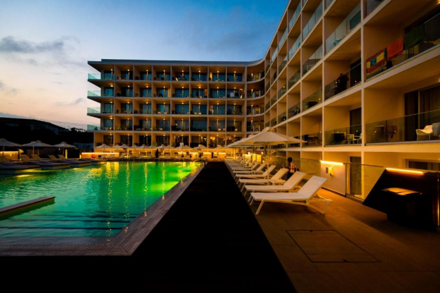26.05 avion Bucuresti, Cipru - Zona Larnaca Ayia Napa, Hotel Eleana 694 EURO, 7 nopti, Mic dejun inclus