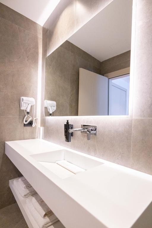 24.06 avion Bucuresti, Albania - Litoral Albania Vlora, Hotel Tris3 587 EURO, 7 nopti, Mic dejun inclus