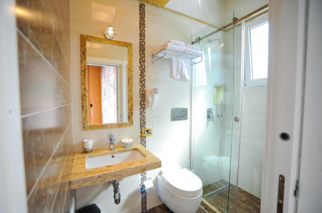 17.06 avion Bucuresti, Albania - Litoral Albania Durres, Hotel Iliria Internacional 626 EURO, 7 nopti, Mic dejun inclus