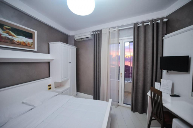 17.06 avion Bucuresti, Albania - Litoral Albania Durres, Hotel Iliria Internacional 626 EURO, 7 nopti, Mic dejun inclus