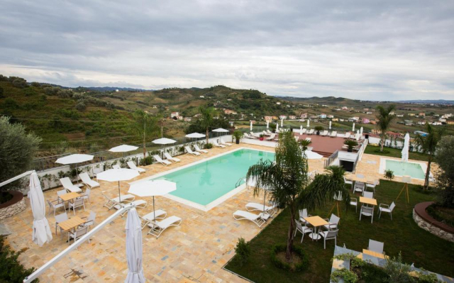 24.06 avion Cluj Napoca, Albania - Litoral Albania Golem, Hotel Vila Arber 479 EURO, 7 nopti, Mic dejun inclus