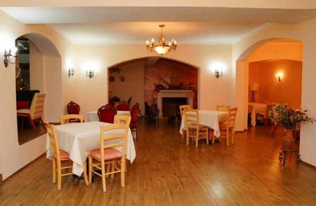 24.06 avion Cluj Napoca, Albania - Litoral Albania Golem, Hotel Vila Arber 479 EURO, 7 nopti, Mic dejun inclus