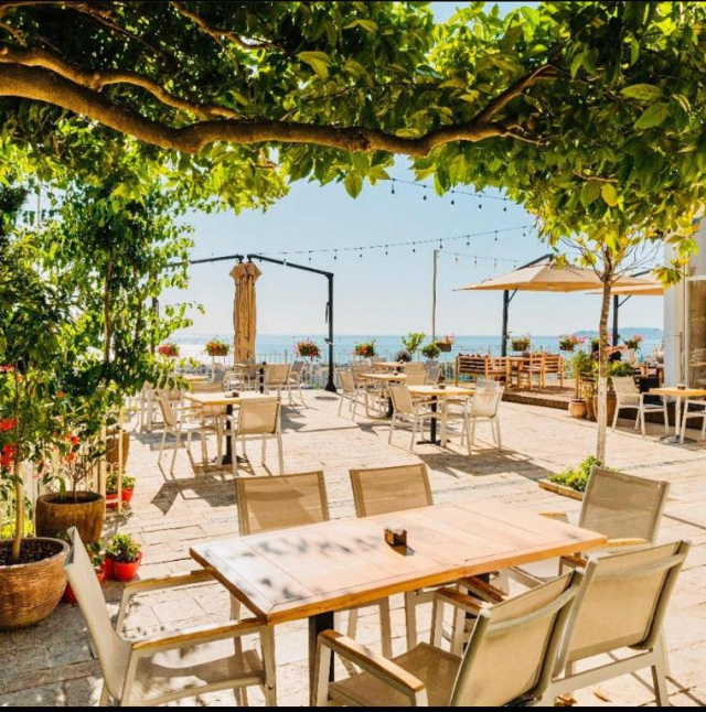 24.06 avion Cluj Napoca, Albania - Litoral Albania Golem, Hotel Vila Arber 479 EURO, 7 nopti, Mic dejun inclus
