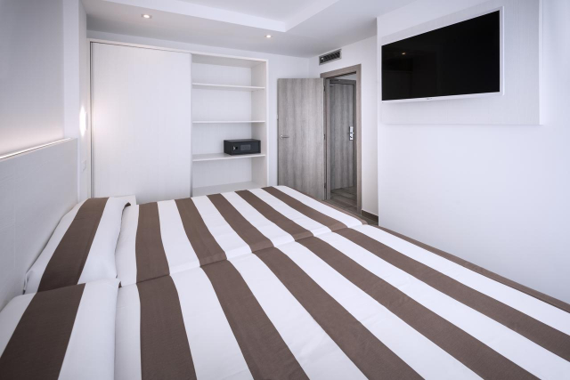 19.06 avion Bucuresti, Spania - Costa Brava - Barcelona Calella, Hotel Oasis Park Splash 871 EURO, 7 nopti, Fara masa
