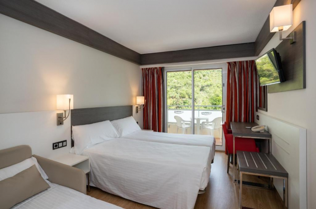 03.07 avion Bucuresti, Spania - Costa Brava - Barcelona Calella, Medplaya Hotel Santa Monica 890 EURO, 7 nopti, Demipensiune inclusa