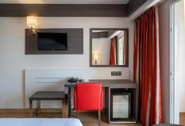 03.07 avion Bucuresti, Spania - Costa Brava - Barcelona Calella, Medplaya Hotel Santa Monica 890 EURO, 7 nopti, Demipensiune inclusa