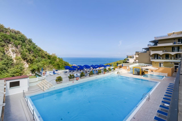 12.06 avion Bucuresti, Italia - Coasta Amalfitana Sorrento, Best Western Hotel La Solara 1145 EURO, 7 nopti, Fara masa