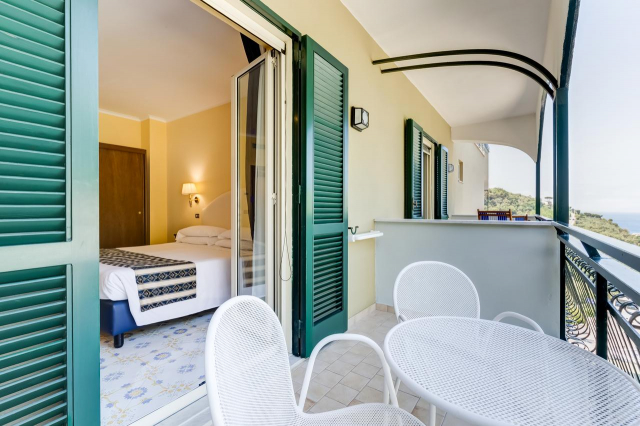 12.06 avion Bucuresti, Italia - Coasta Amalfitana Sorrento, Best Western Hotel La Solara 1145 EURO, 7 nopti, Fara masa