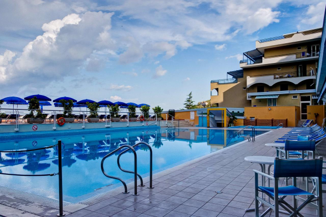 12.06 avion Bucuresti, Italia - Coasta Amalfitana Sorrento, Best Western Hotel La Solara 1145 EURO, 7 nopti, Fara masa