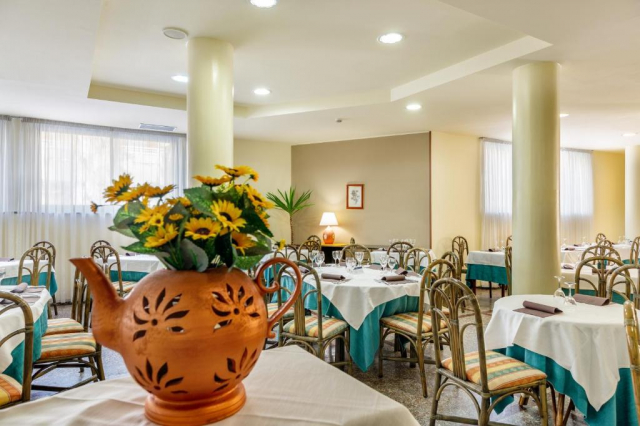 08.06 avion Bucuresti, Italia - Sardinia Alghero, Rina Hotel 783 EURO, 7 nopti, Mic dejun inclus