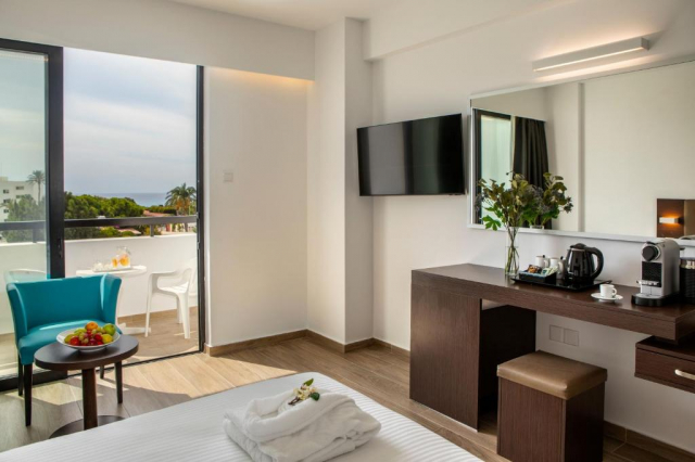 08.06 avion Cluj Napoca, Cipru - Zona Larnaca Ayia Napa, Hotel Christofinia 636 EURO, 7 nopti, Mic dejun inclus