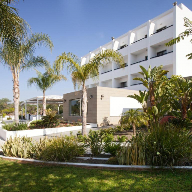 08.06 avion Cluj Napoca, Cipru - Zona Larnaca Ayia Napa, Hotel Christofinia 636 EURO, 7 nopti, Mic dejun inclus