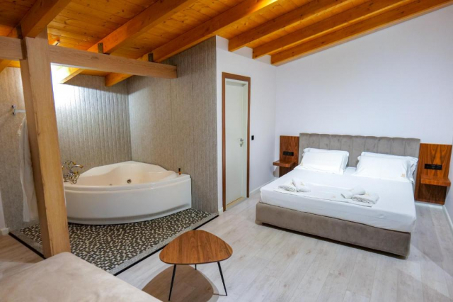 17.06 avion Bucuresti, Albania - Litoral Albania Vlora, Hotel Semajo 440 EURO, 7 nopti, Mic dejun inclus