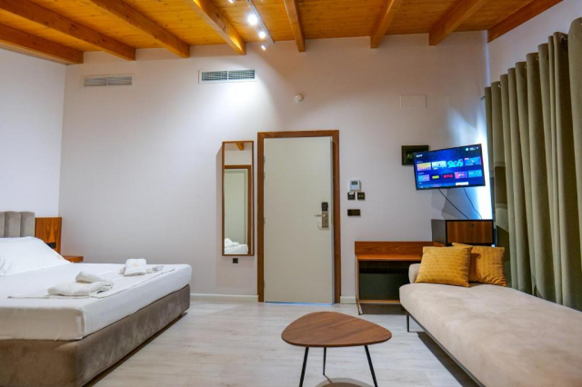 17.06 avion Bucuresti, Albania - Litoral Albania Vlora, Hotel Semajo 440 EURO, 7 nopti, Mic dejun inclus