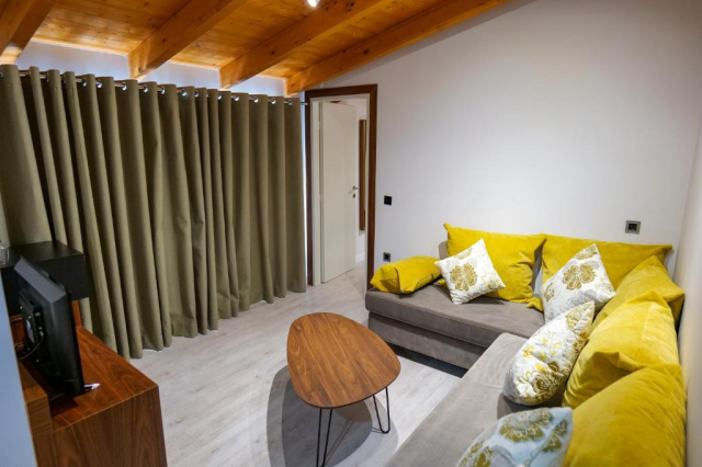 17.06 avion Bucuresti, Albania - Litoral Albania Vlora, Hotel Semajo 440 EURO, 7 nopti, Mic dejun inclus