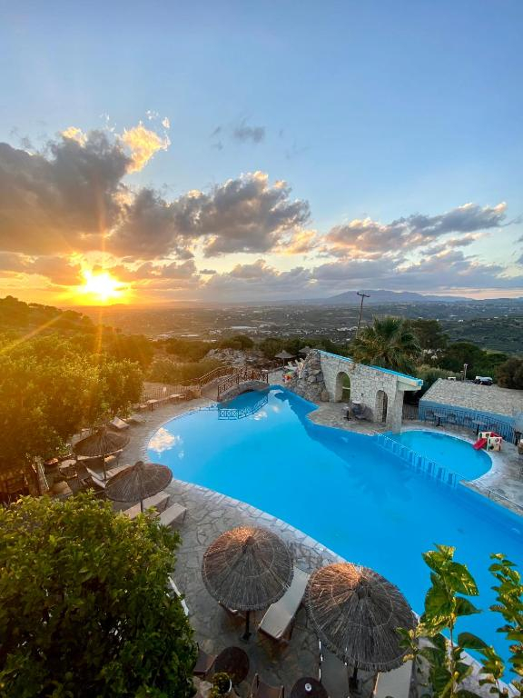 11.06 avion Bucuresti, Grecia - Creta - Heraklion Heraklion, Arolithos Traditional Cretan Village 391 EURO, 7 nopti, Fara masa