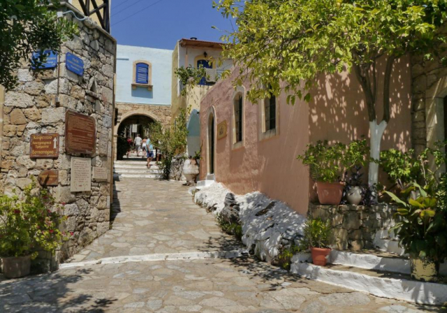 11.06 avion Bucuresti, Grecia - Creta - Heraklion Heraklion, Arolithos Traditional Cretan Village 391 EURO, 7 nopti, Fara masa