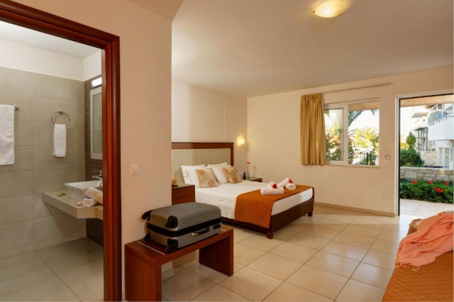 11.06 avion Bucuresti, Grecia - Creta - Heraklion Anissaras, Cretan Garden - Adult Only 479 EURO, 7 nopti, Demipensiune inclusa