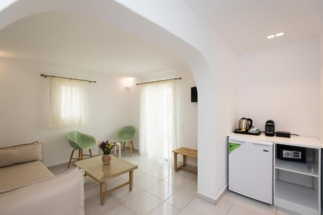 25.06 avion Bucuresti, Grecia - Mykonos Mykonos Town, Charissi Hotel 949 EURO, 7 nopti, Mic dejun inclus