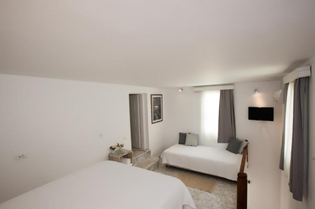 25.06 avion Bucuresti, Grecia - Mykonos Mykonos Town, Charissi Hotel 949 EURO, 7 nopti, Mic dejun inclus