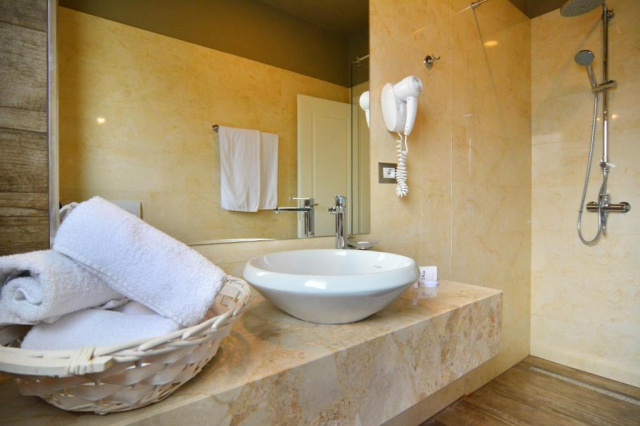 17.06 avion Bucuresti, Albania - Litoral Albania Golem, Hotel Sandy Beach Resort 802 EURO, 7 nopti, All inclusive