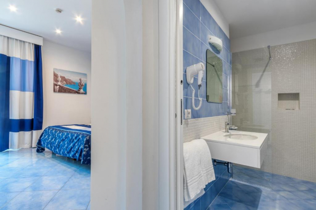17.07 avion Bucuresti, Italia - Coasta Amalfitana Sorrento, Hotel Metropole 1008 EURO, 7 nopti, Mic dejun inclus