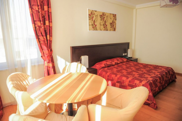 29.07 avion Bucuresti, Albania - Litoral Albania Durres, Hotel Leonardo 616 EURO, 7 nopti, Mic dejun inclus