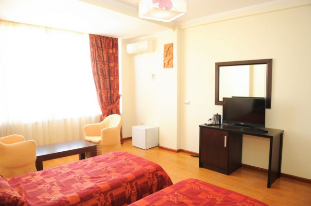 29.07 avion Bucuresti, Albania - Litoral Albania Durres, Hotel Leonardo 616 EURO, 7 nopti, Mic dejun inclus