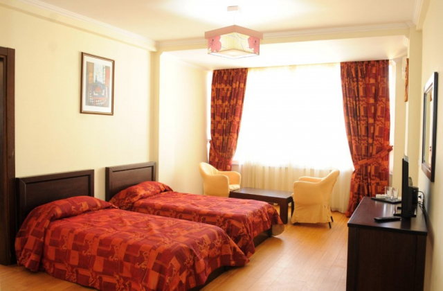 29.07 avion Bucuresti, Albania - Litoral Albania Durres, Hotel Leonardo 616 EURO, 7 nopti, Mic dejun inclus