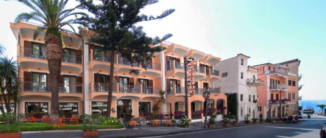 31.07 avion Bucuresti, Italia - Coasta Amalfitana Minori, Santa Lucia Hotel 1037 EURO, 7 nopti, Mic dejun inclus