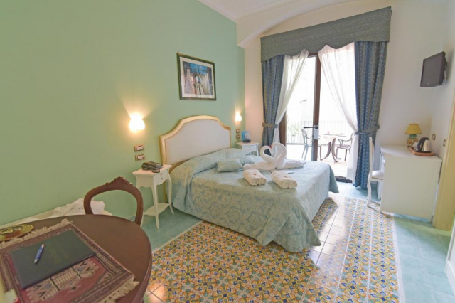 31.07 avion Bucuresti, Italia - Coasta Amalfitana Minori, Santa Lucia Hotel 1037 EURO, 7 nopti, Mic dejun inclus