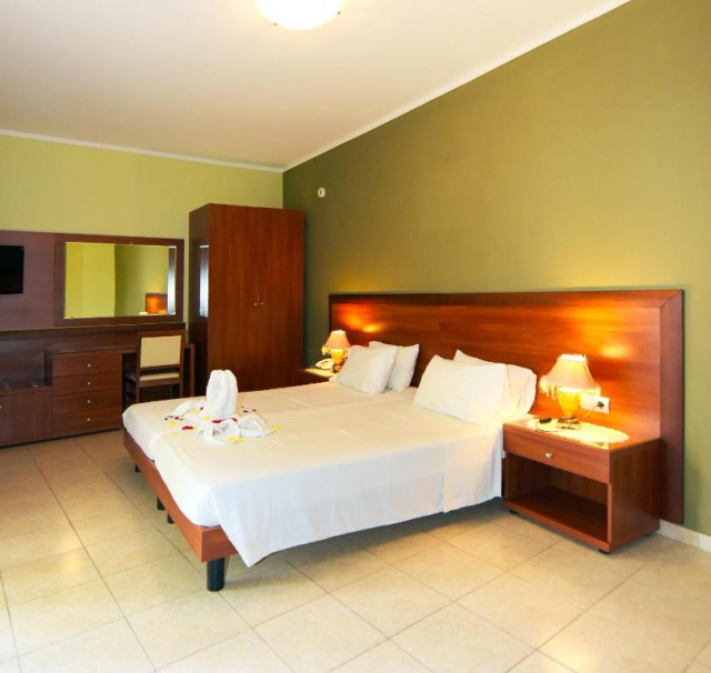 19.08 avion Bucuresti, Grecia - Rhodos Kremasti, Esmeralda Hotel 498 EURO, 7 nopti, Mic dejun inclus