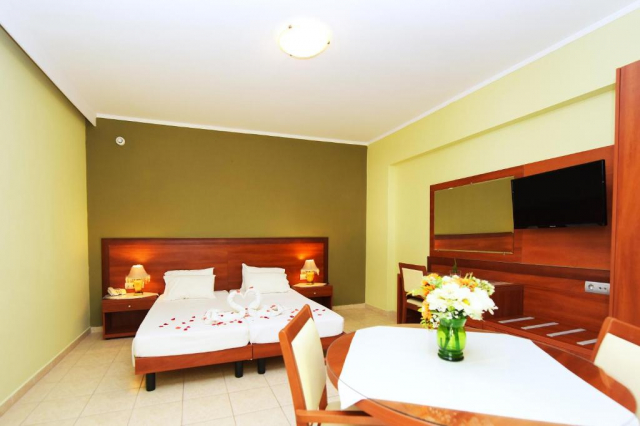 19.08 avion Bucuresti, Grecia - Rhodos Kremasti, Esmeralda Hotel 498 EURO, 7 nopti, Mic dejun inclus
