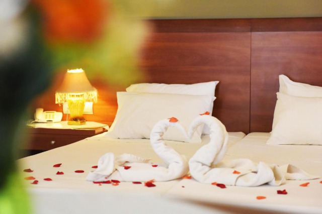 19.08 avion Bucuresti, Grecia - Rhodos Kremasti, Esmeralda Hotel 498 EURO, 7 nopti, Mic dejun inclus