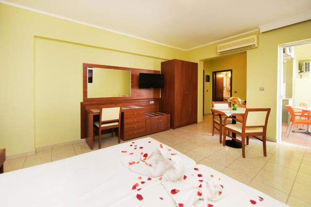 19.08 avion Bucuresti, Grecia - Rhodos Kremasti, Esmeralda Hotel 498 EURO, 7 nopti, Mic dejun inclus
