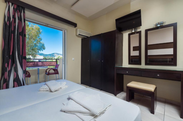 10.09 avion Bucuresti, Grecia - Zakynthos Laganas, Canadian Hotel 498 EURO, 7 nopti, Fara masa