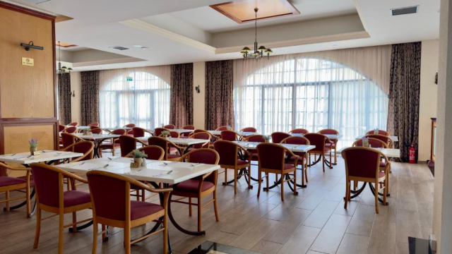 06.09 avion Bucuresti, Cipru - Zona Larnaca Limassol, Navarria Hotel 606 EURO, 7 nopti, Mic dejun inclus