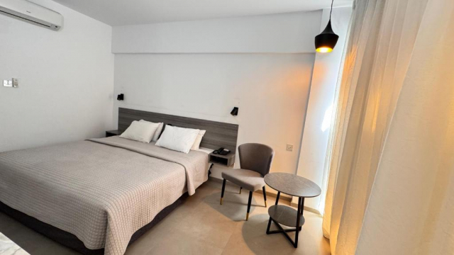 06.09 avion Bucuresti, Cipru - Zona Larnaca Limassol, Navarria Hotel 606 EURO, 7 nopti, Mic dejun inclus