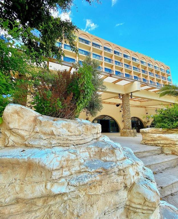 06.09 avion Bucuresti, Cipru - Zona Larnaca Limassol, Navarria Hotel 606 EURO, 7 nopti, Mic dejun inclus