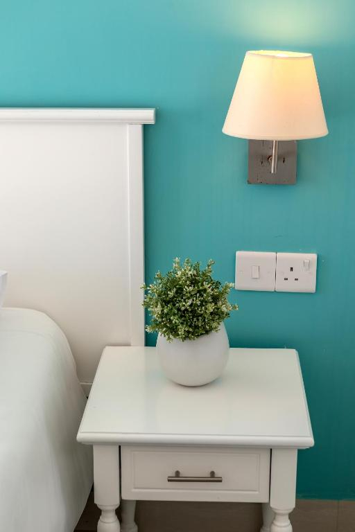 06.09 avion Bucuresti, Cipru - Zona Larnaca Ayia Napa, Mia Hotel Apartment 636 EURO, 7 nopti, Mic dejun inclus